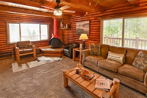 Télévision, table de tennis de table, chaîne hi-fi