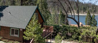 2 BR log cabin with lake view, wrap-around deck, Ping-Pong & wood stove