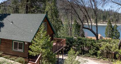 2 BR log cabin with lake view, wrap-around deck, Ping-Pong & wood stove