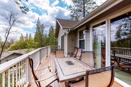 Ideally-located home in Willow Cove area w/wood fireplace, WiFi, AC - near lake