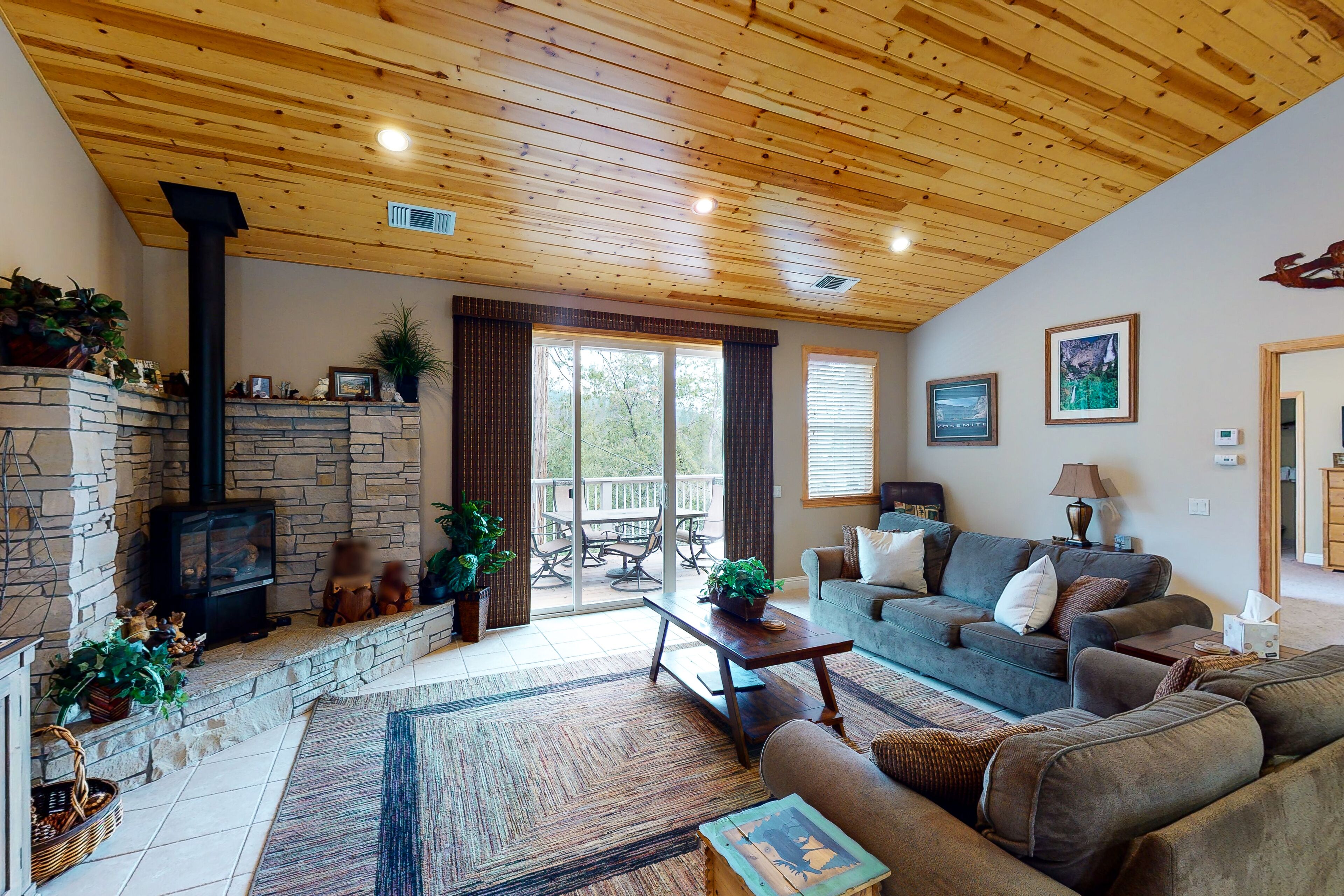 Ideally-located home in Willow Cove area w/wood fireplace, WiFi, AC - near lake