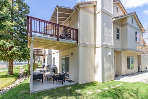 Spacious lake view townhouse near Yosemite w/ hot tub & pool access, AC, & WiFi