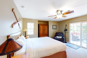 4 bedrooms, iron/ironing board, internet, bed sheets