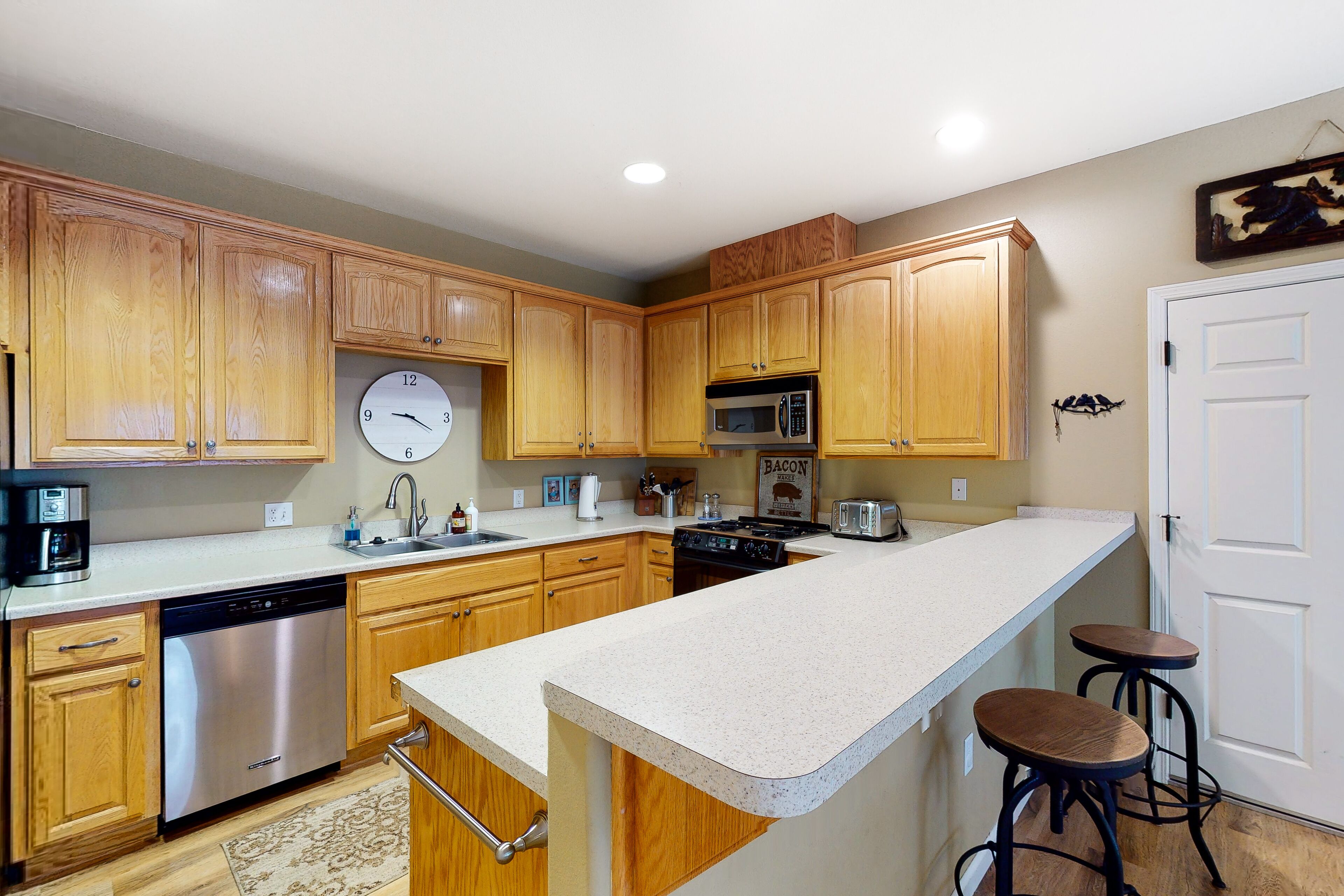 Spacious lake view townhouse near Yosemite w/ hot tub & pool access, AC, & WiFi