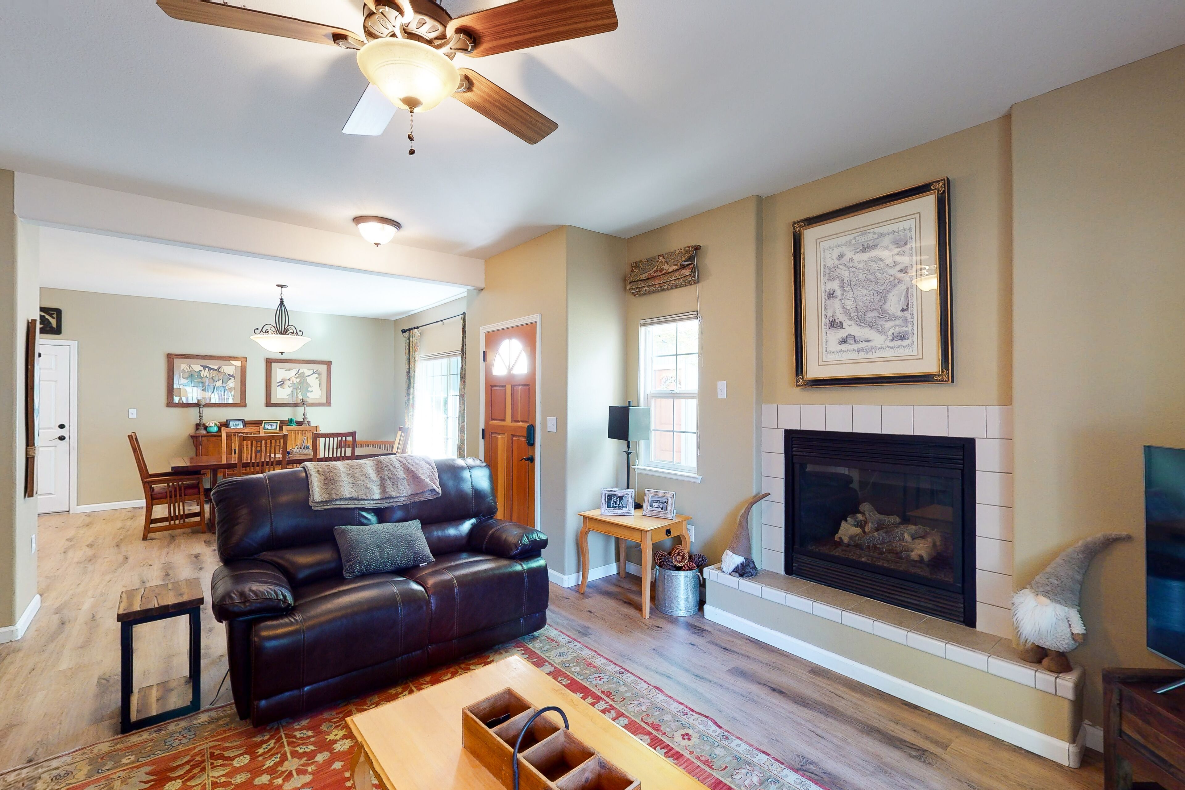 Spacious lake view townhouse near Yosemite w/ hot tub & pool access, AC, & WiFi