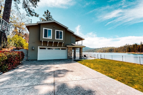 Lakefront home with private dock, beach, amazing deck, water views & fast WiFi