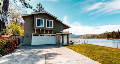 Lakefront home with private dock, beach, amazing deck, water views & fast WiFi