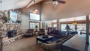 TV, fireplace