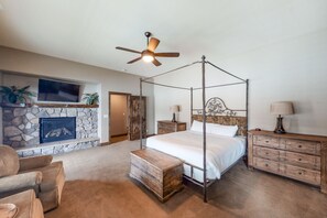 5 bedrooms, iron/ironing board, WiFi, bed sheets