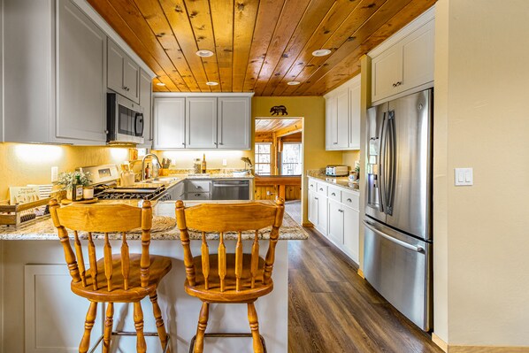 Fridge, microwave, oven, stovetop - Lovely home with boat slip, association beach, large deck, WiFi & laundry (Bass Lake)