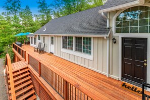 Exterior - Lovely home with boat slip, association beach, large deck, WiFi & laundry (Bass Lake)