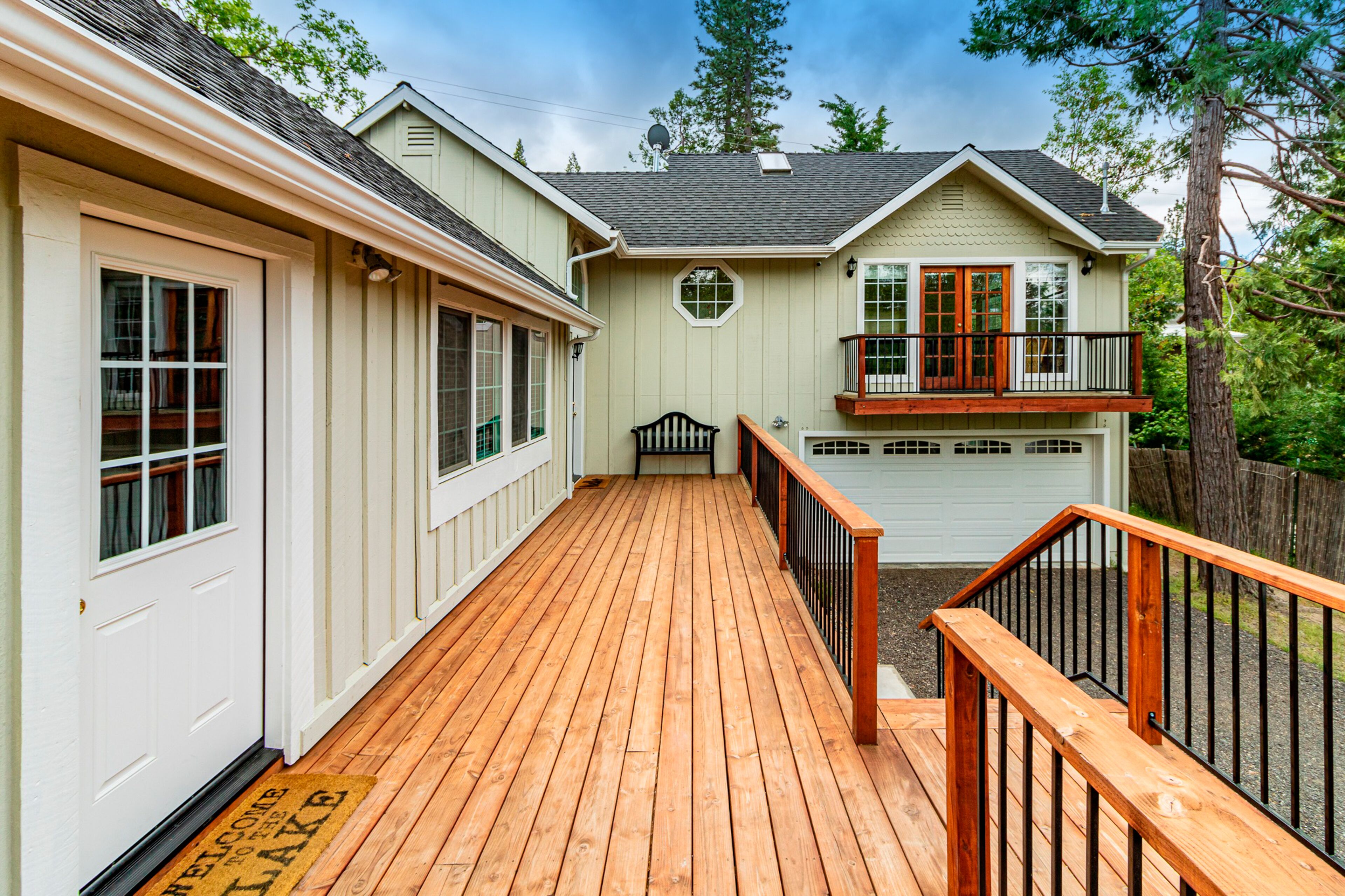 Lovely home with boat slip, association beach, large deck, WiFi & laundry