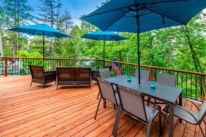 Outdoor dining - Lovely home with boat slip, association beach, large deck, WiFi & laundry (Bass Lake)