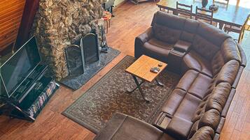 TV, caminetto, lettore DVD, tavolo da ping pong