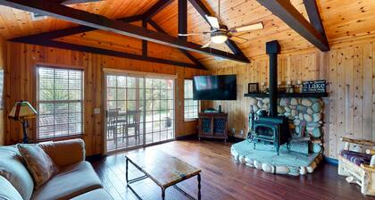 Pines Village home with large back deck & WiFi - walk to Bass Lake beach & docks