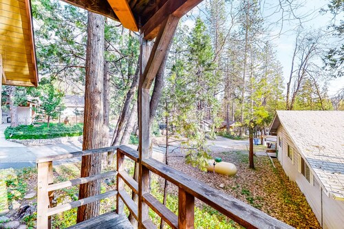 Cozy Bass Lake home in Willow Cove with fireplace, grill & deck