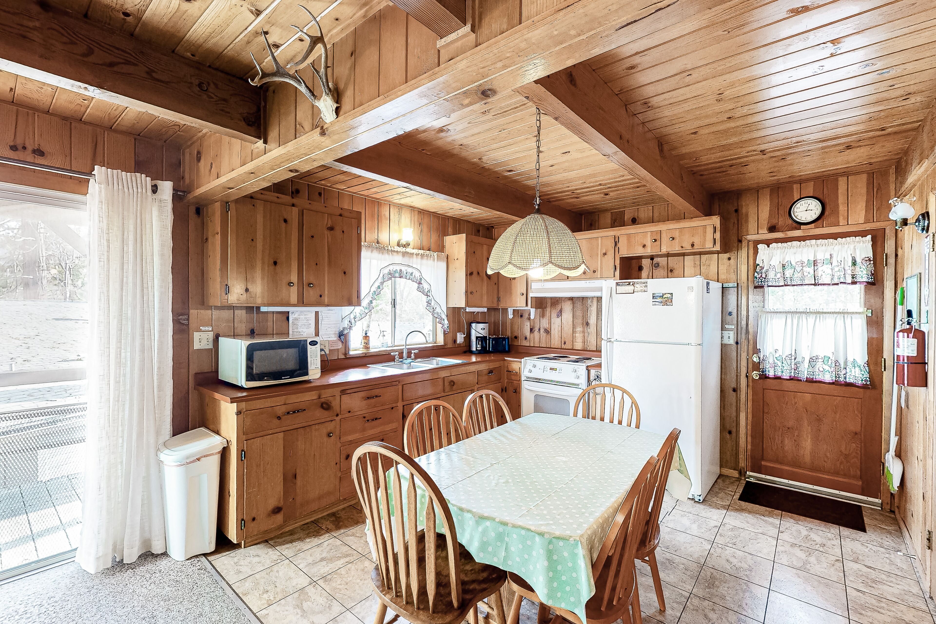 Cozy Bass Lake home in Willow Cove with fireplace, grill & deck