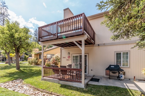 Dog-friendly home w/shared hot tub, spa, pool + WiFi, central AC