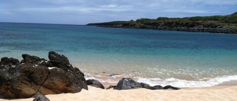 Playa en los alrededores, camastros y toallas de playa