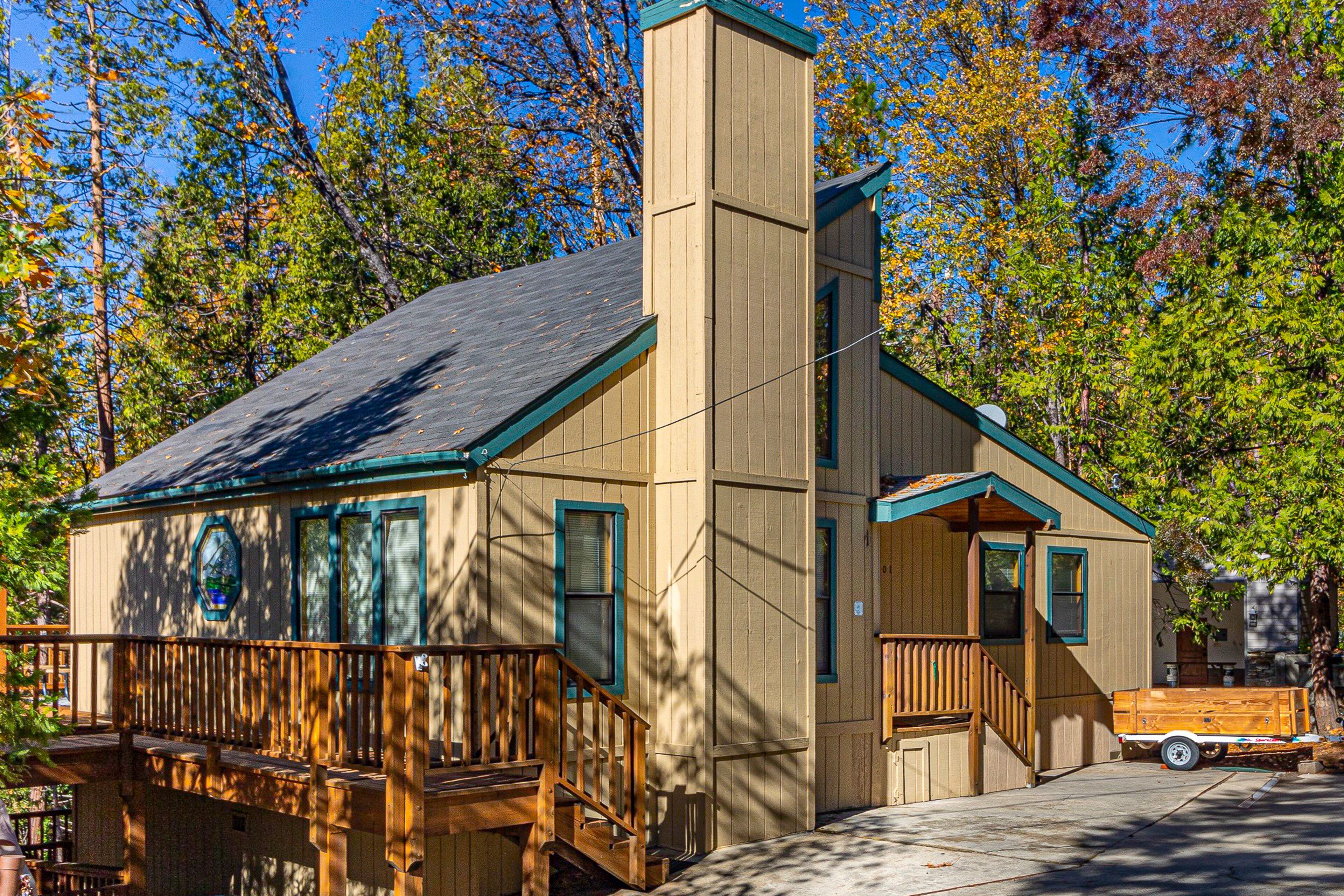 Updated Willow Cove cabin with boat slip & multiple decks - walk to Bass Lake
