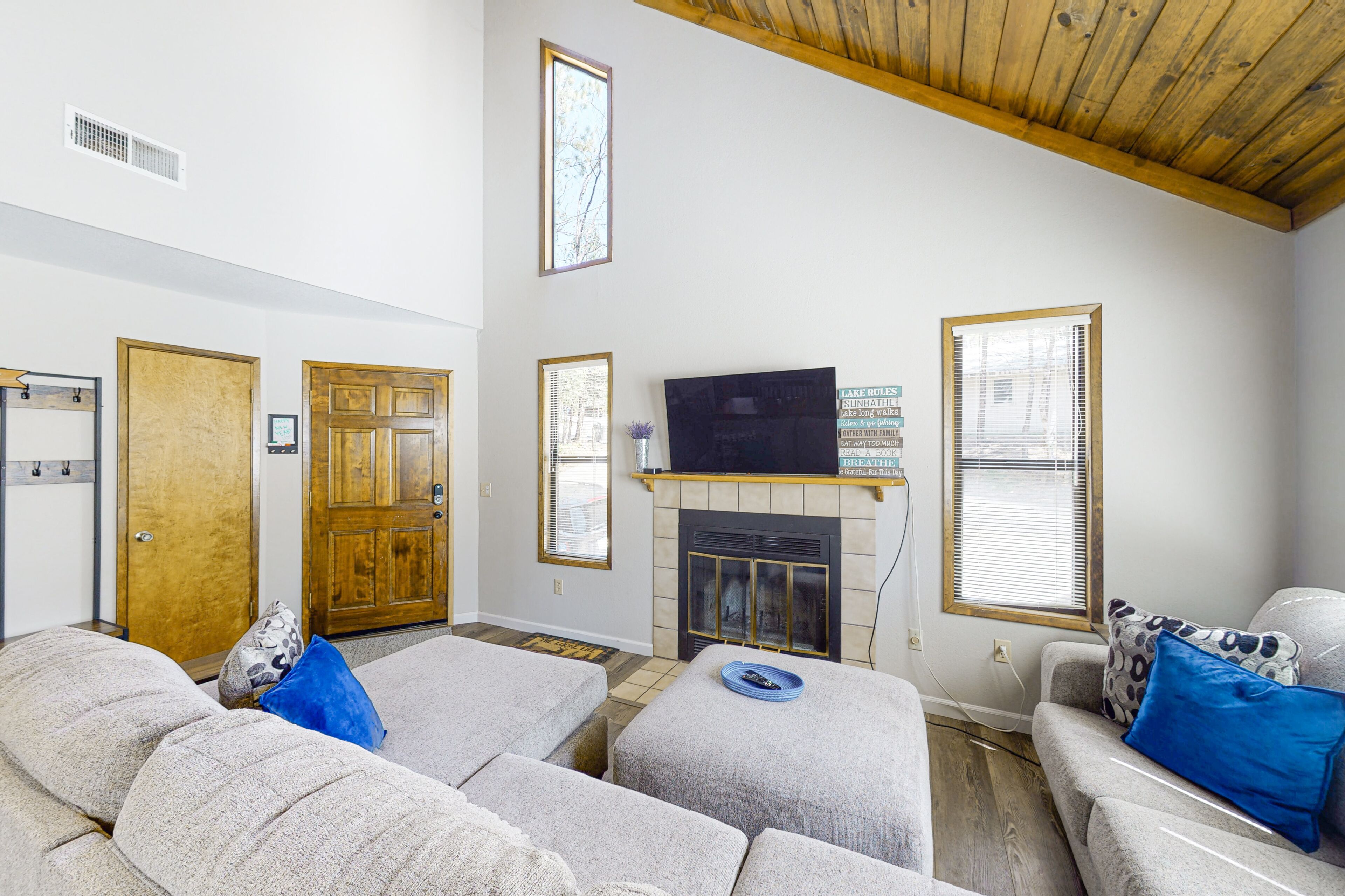 Updated Willow Cove cabin with boat slip & multiple decks - walk to Bass Lake