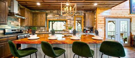 Kylskåp, mikrovågsugn, ugn och spishäll