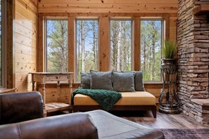 Smart-TV, Kamin, Tischfußball, Streaming-Dienste