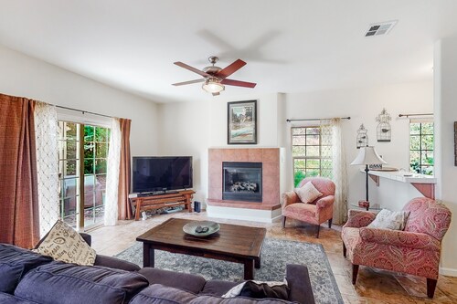 Convenient home near Bass Lake & Yosemite w/shared pool, hot tub