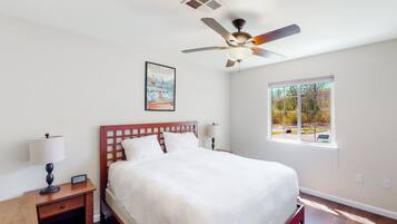 3 bedrooms, iron/ironing board, Internet, bed sheets