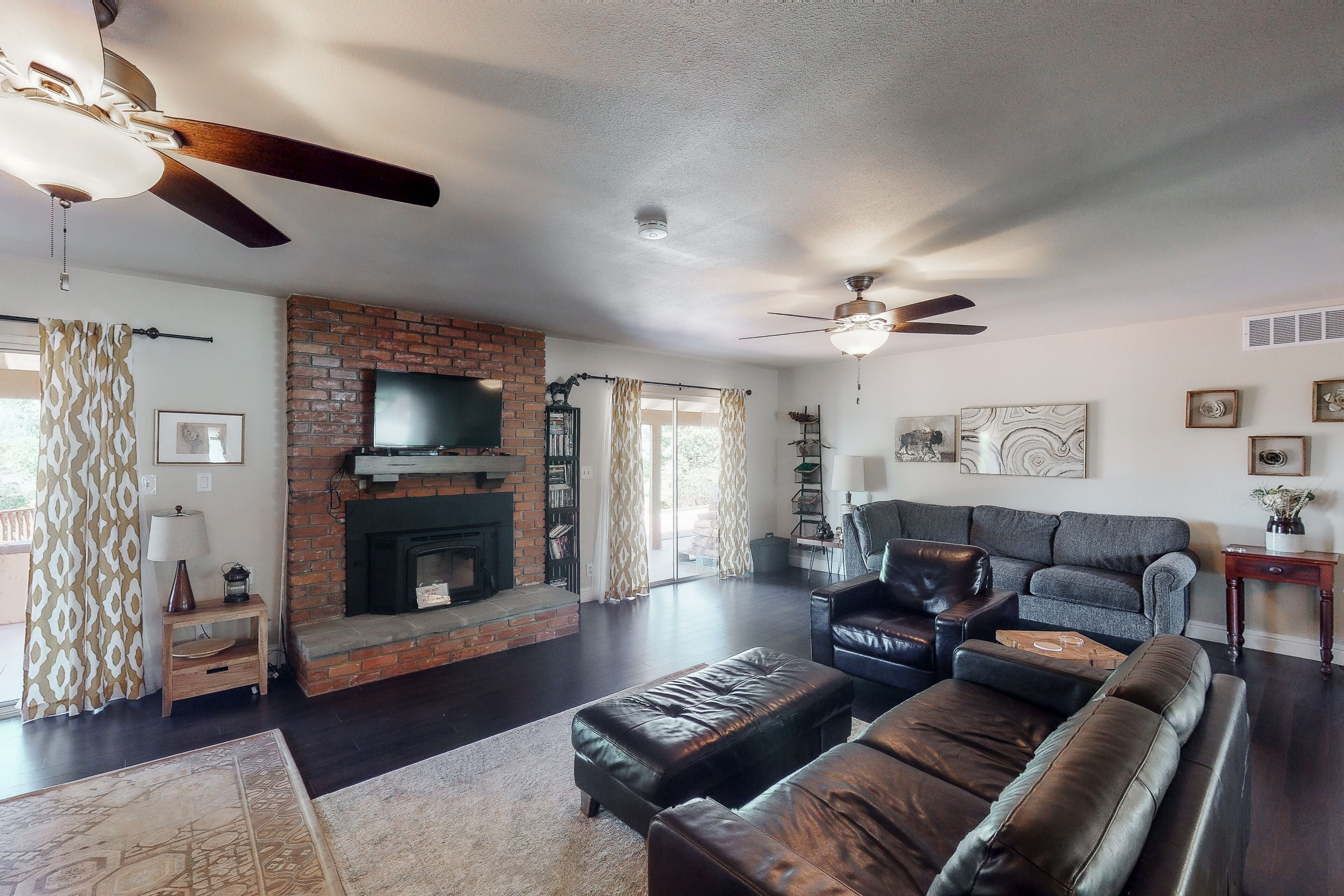 Televisio, takka, DVD-soitin