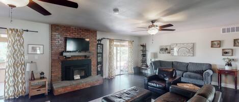 Televisio, takka, DVD-soitin