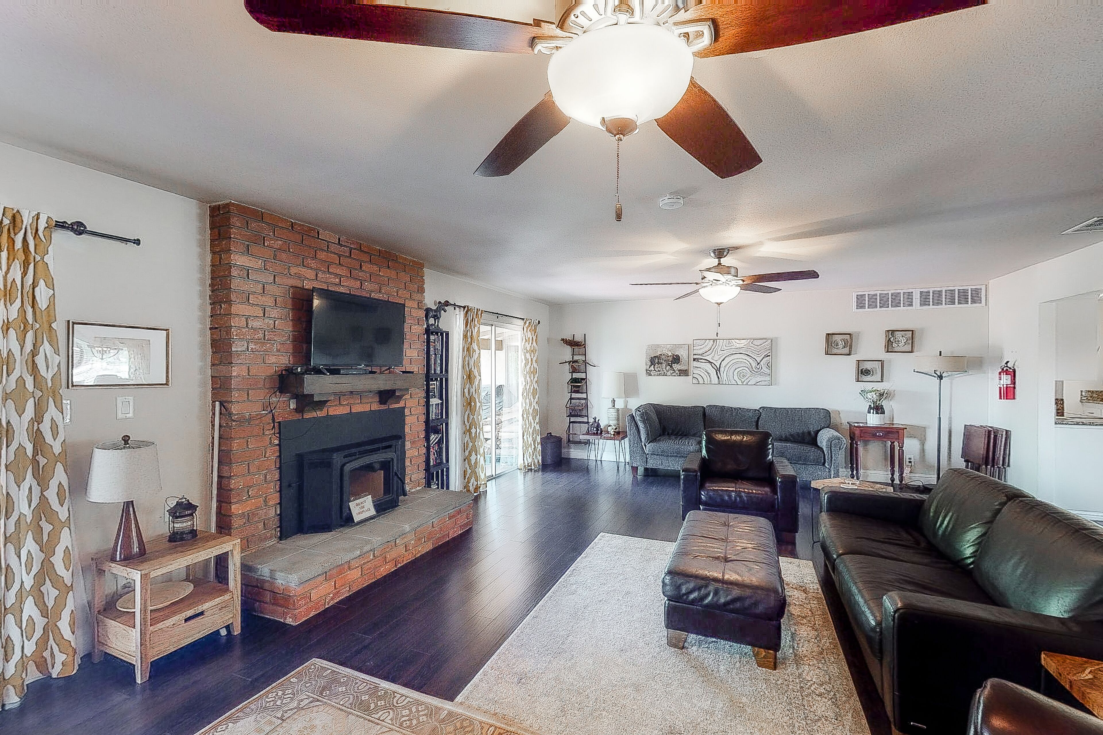 Beautiful private home w/private hot tub, gas grill, washer/dryer, central A/C