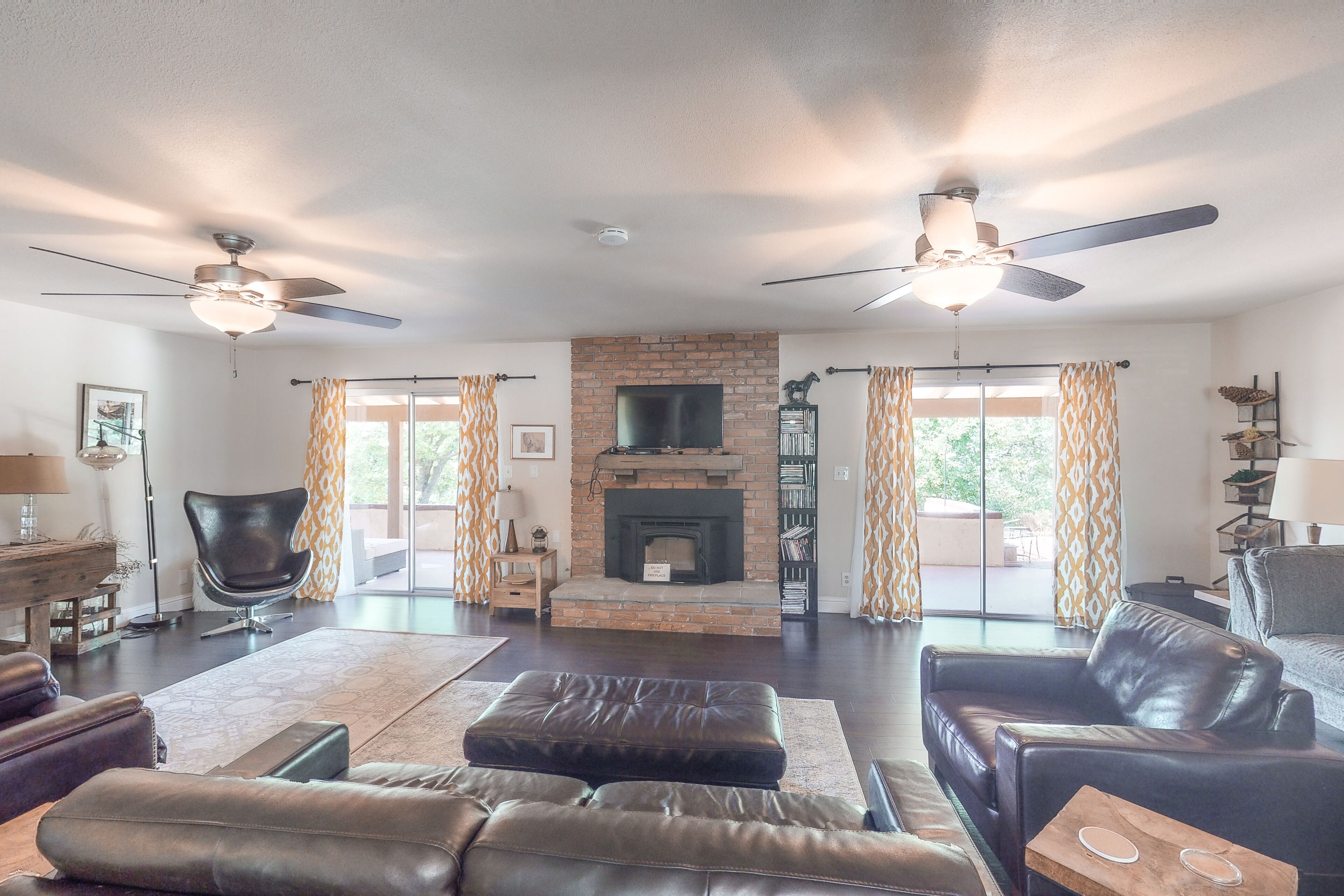 Beautiful private home w/private hot tub, gas grill, washer/dryer, central A/C