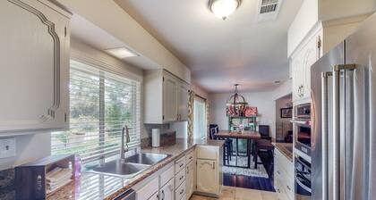 Beautiful private home gas grill, washer/dryer, central A/C