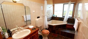 Large Family Beach House - Long stays discounted