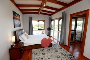 3 Schlafzimmer, Schreibtisch, Bügeleisen/Bügelbrett, Reisekinderbett