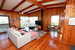Smart-TV, Kamin, Videospiele, Stereoanlage