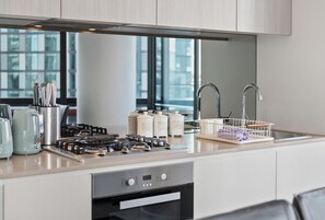 Kühlschrank, Mikrowelle, Ofen, Herdplatte