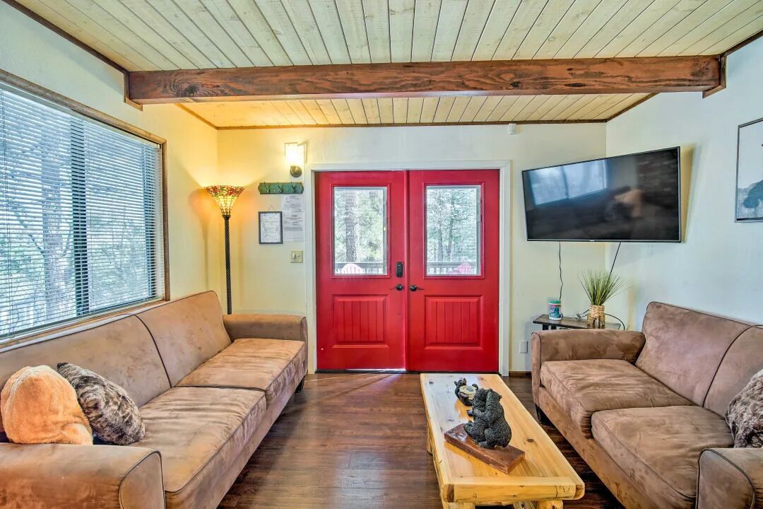 Cozy quiet cabin-within reach to all attractions