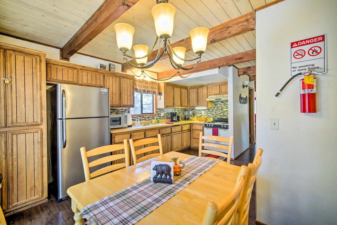 Cozy quiet cabin-within reach to all attractions