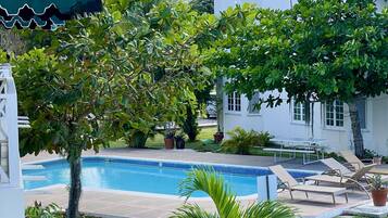Una piscina al aire libre