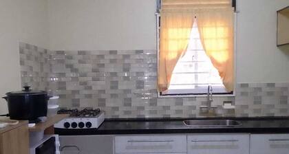 3 Bed House - Sleeps 4 - Parking - Wifi