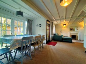 Dining - Tudor Cottage, Hayle - Great for Families and Dogs (Hayle)