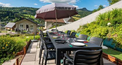 House Sleeps 10 with Free Parking