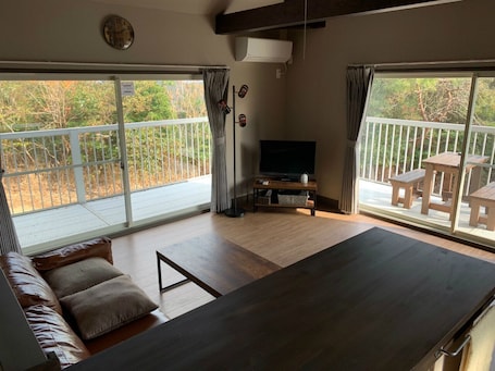 Standard Apartment | Living area | 32-inch flat-screen TV with cable channels, TV