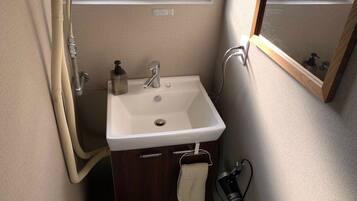 Standard Apartment | Bilik Mandi | Gabungan pancuran/tab mandi, kelengkapan dandanan diri percuma