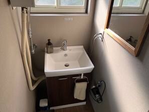 Standard Apartment | Bathroom | Combined shower/tub, free toiletries, hair dryer, towels