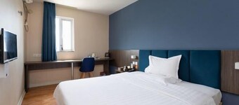 7Days Inn Shenzhen Shajing Metro Station public square