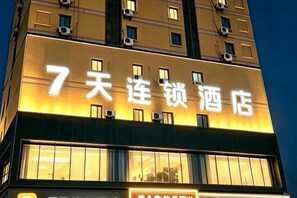 En hotellskylt med siffran 7 och kinesiska tecken som visar att det är ett hotell.