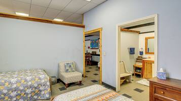 1 bedroom, desk, internet, bed sheets